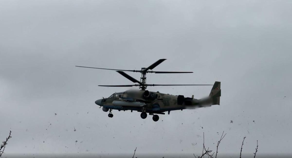 Экипаж вертолета Ка-52М уничтожил бронетехнику ВСУ в зоне ответственности группировки войск «Север»