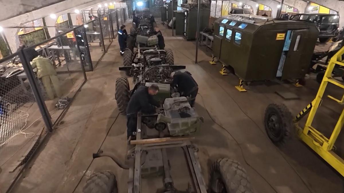 Военнослужащие-ремонтники инженерной бригады группировки «Север» непрерывно ремонтируют и модернизируют боевую технику в ходе проведения СВО