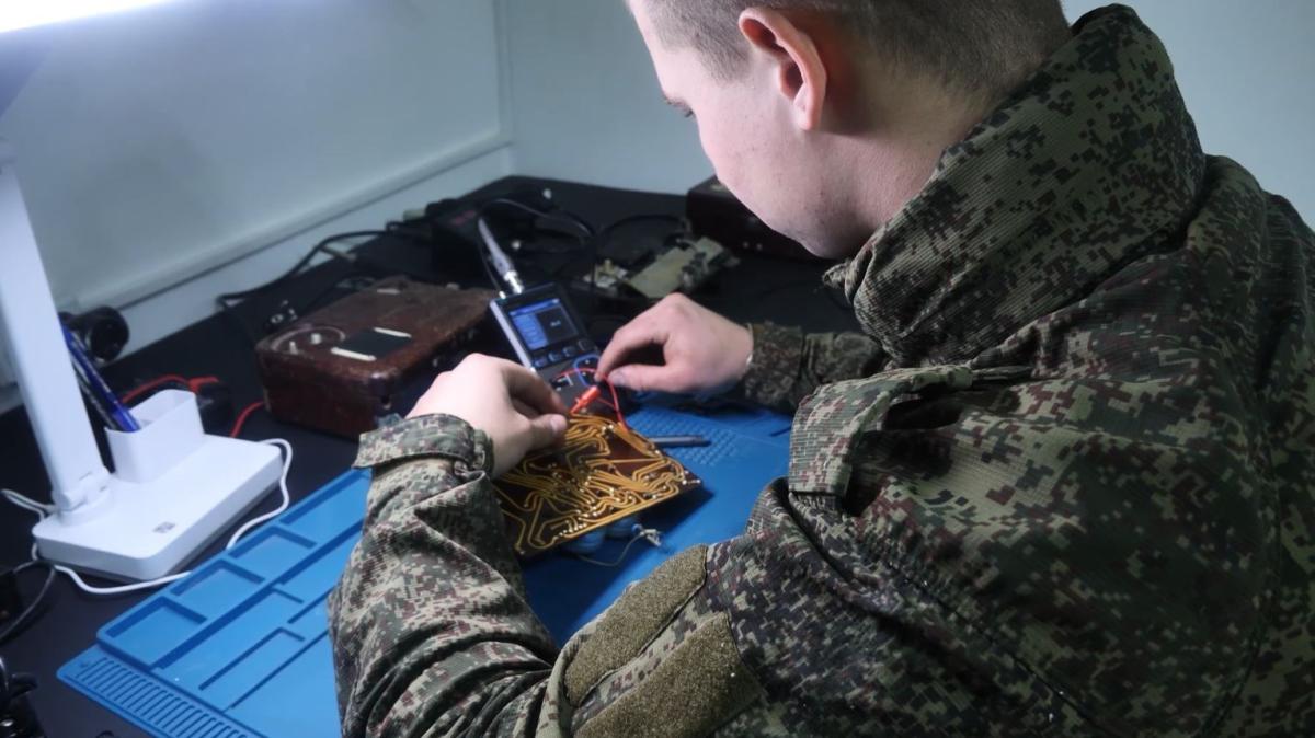 Военные связисты оперативно восстанавливают неисправную аппаратуры связи