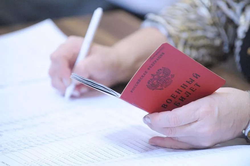 Когда и как военнослужащий получает свой военный билет?