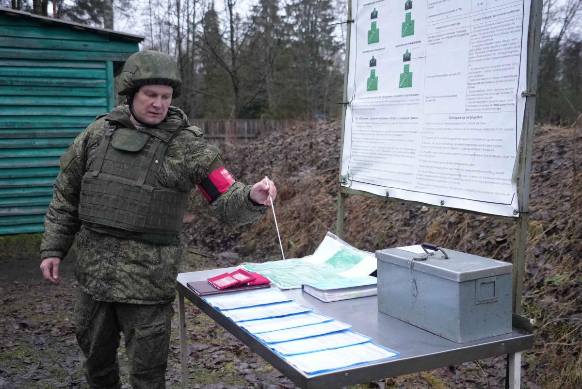 Занятия по огневой подготовке: военнослужащие Ленинградской ВМБ Балтийского флота демонстрируют мастерство