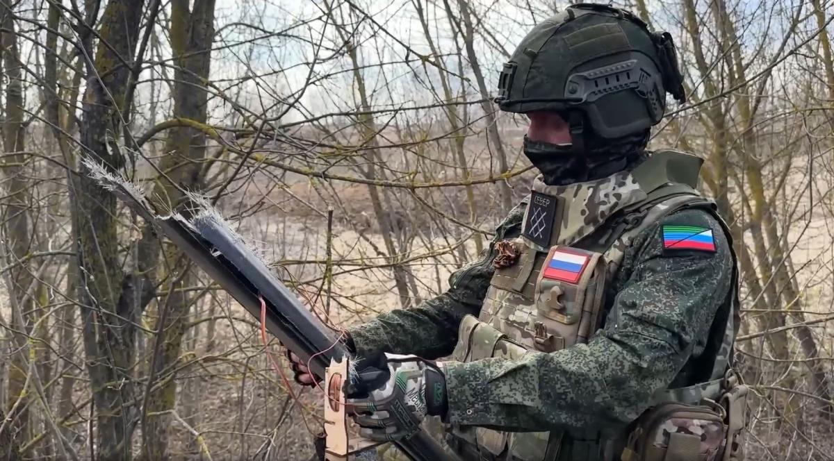 Военнослужащие постов воздушного наблюдения группировки войск «Север» успешно применяют новый дрон-перехватчик «Елка» 