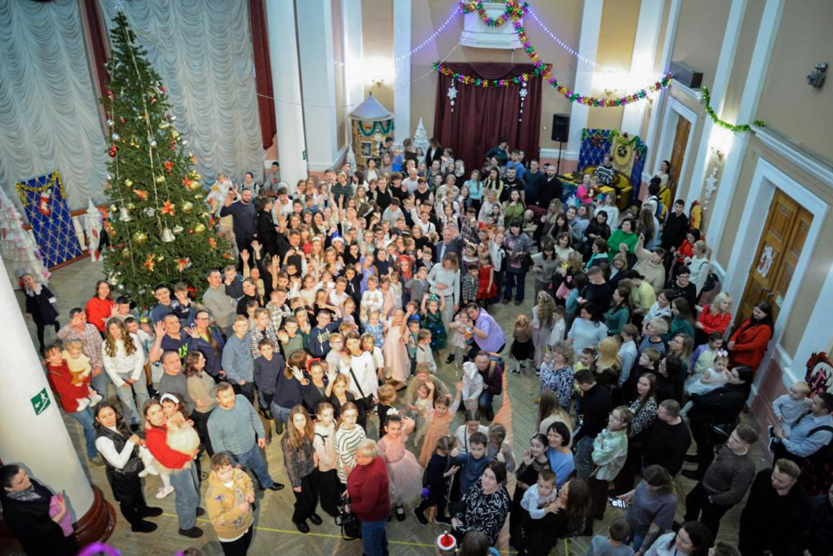 Новогодняя елка для детей участников СВО прошла в театре Северного флота