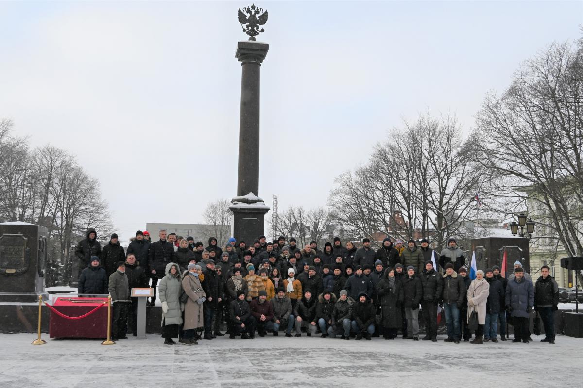 Участники федеральной программы «Школа мэров» возложили цветы к стеле «Город воинской славы»