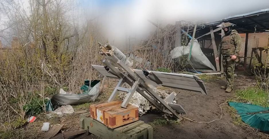 Расчеты БПЛА самолетного типа «Молния-2» войск беспилотных систем в составе 44-го армейского корпуса группировки войск «Север» уничтожили укрепленные укрытия и живую силу подразделений противника в зоне проведения СВО в Сумской области
