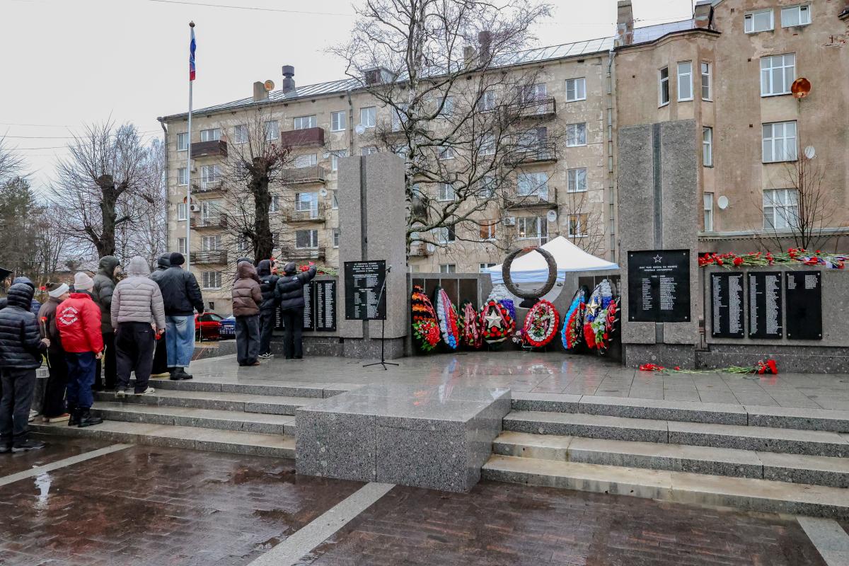 Жители Выборга собрались в сквере Мужества почтить память героев