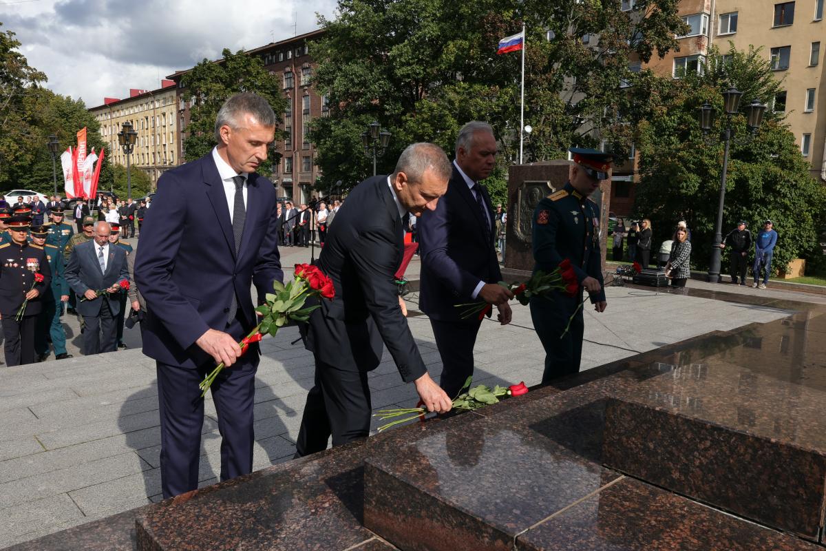 Торжественная церемония возложения цветов к стеле «Город воинской славы»