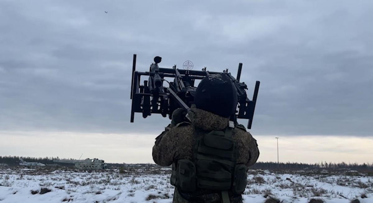 На одном из полигонов в Ленинградской области военнослужащие проходят подготовку по отражению нападения БПЛА 
