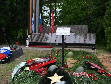В Выборгском районе продолжается увековечивание памяти павших красноармейцев